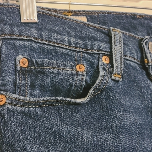 Levi's | Women's Dark Wash Slightly Distressed Skinny Jeans (Size 28 x 30) - Picture 4 of 15